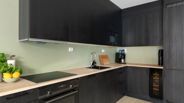 Kjøkkenet har godt med skap- og benkeplass