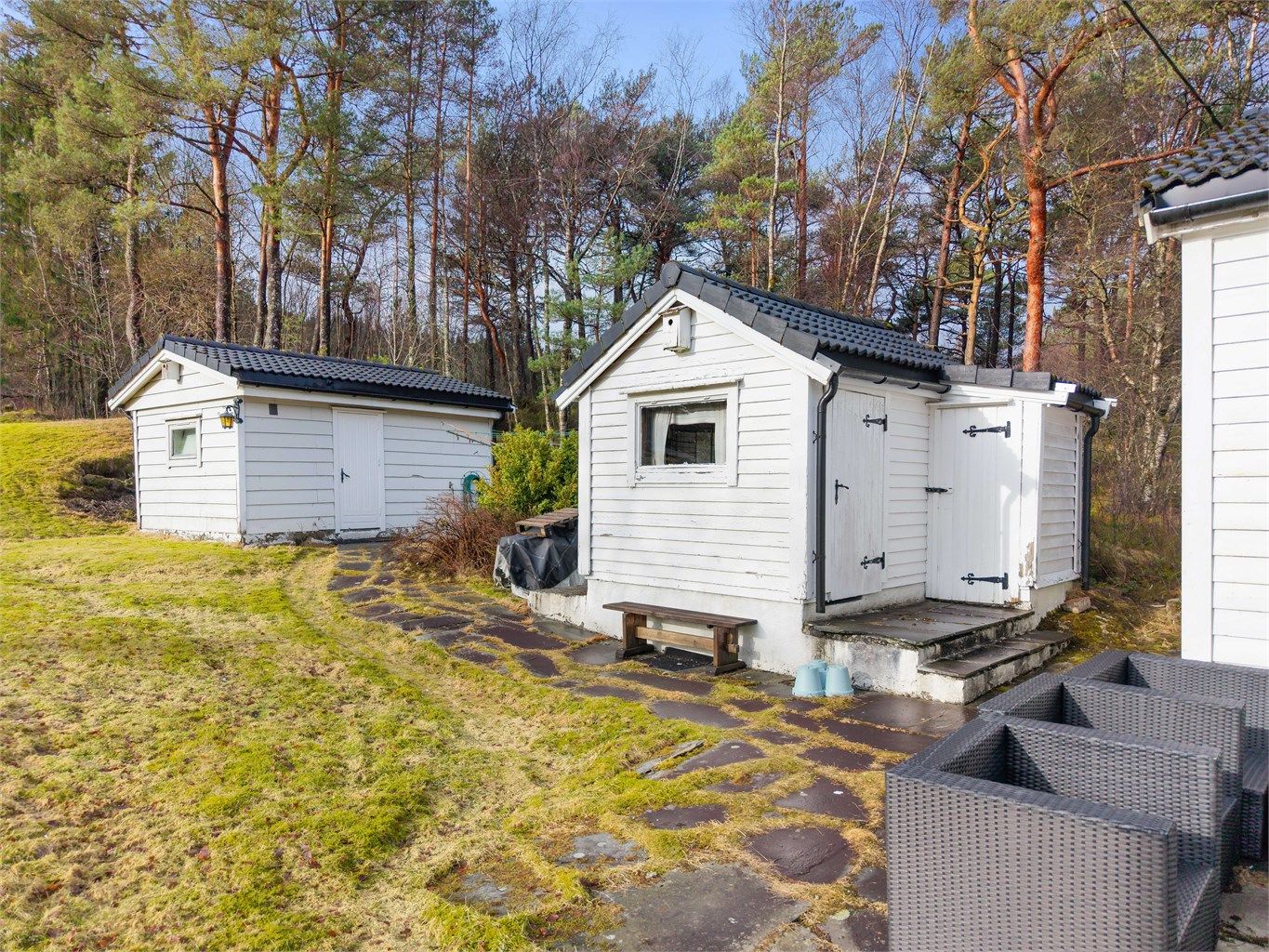  På tomten er det også redskapsbod og pumpehus med vaskerom