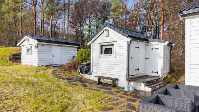På tomten er det også redskapsbod og pumpehus med vaskerom