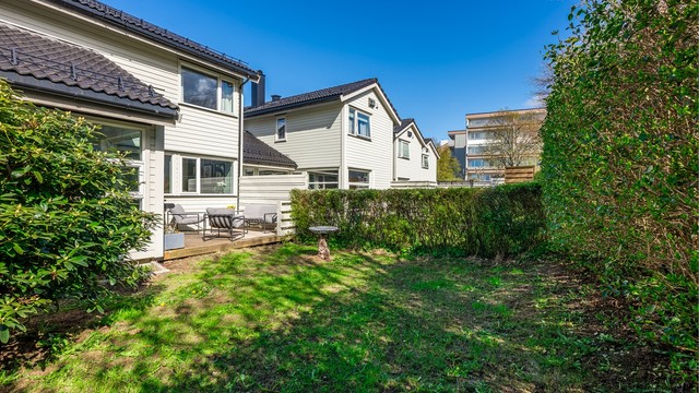 Boligen har en fin terrasse og hage ut fra stue med gode solforhold. Plen er nysådd og partier med jord er også ettersådd.