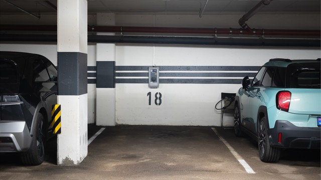 Leiligheten disponerer en parkeringsplass i felles garasjeanlegg. Parkeringsplassen har elbil-lader.