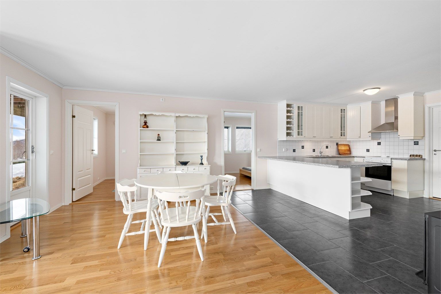 Kjøkkenet er en del av den åpne stueløsningen, noe som skaper et sosialt og inkluderende rom.