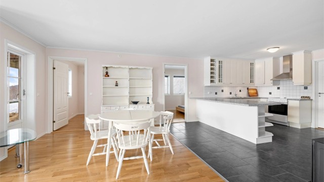 Kjøkkenet er en del av den åpne stueløsningen, noe som skaper et sosialt og inkluderende rom.