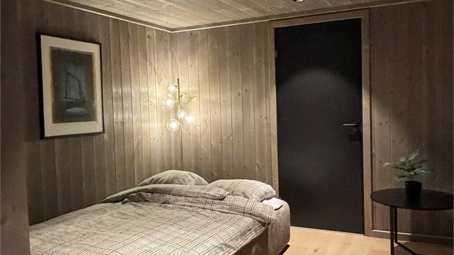 Holleskardvegen tv-stue, oppredd seng