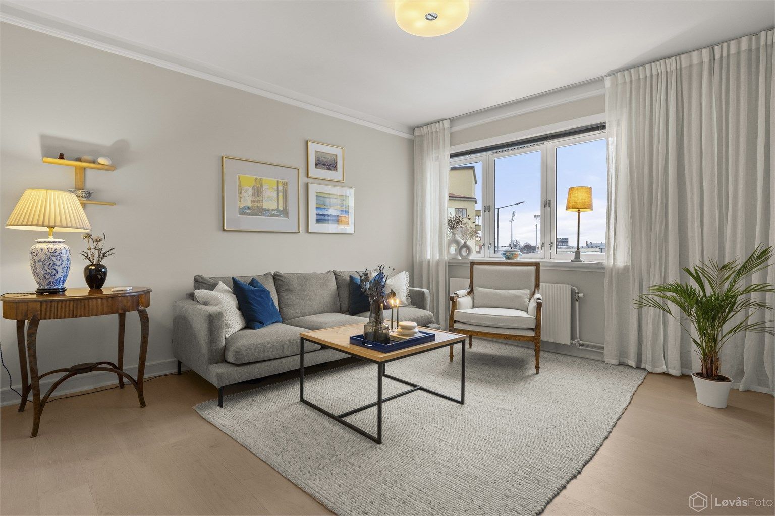 En lys og gjennomgående leilighet med en luftig atmosfære og god takhøyde. 