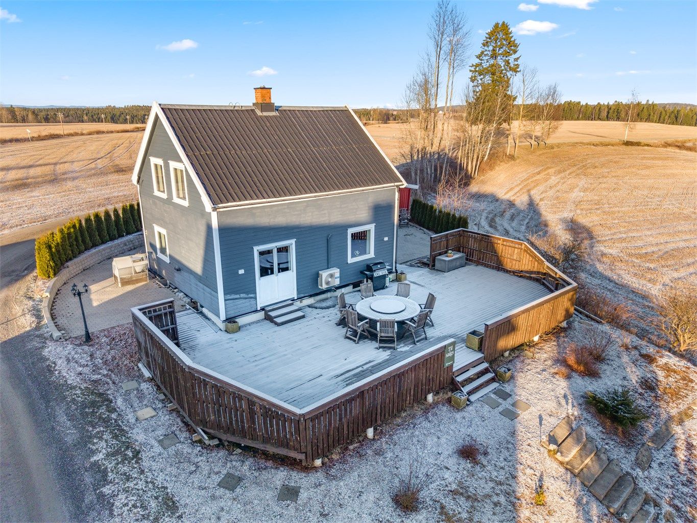 Huset har de siste årene fått flere betydelige oppgraderinger, blant annet etterisolering, ny kledning, nyere vinduer, peisovn og varmepumpe.