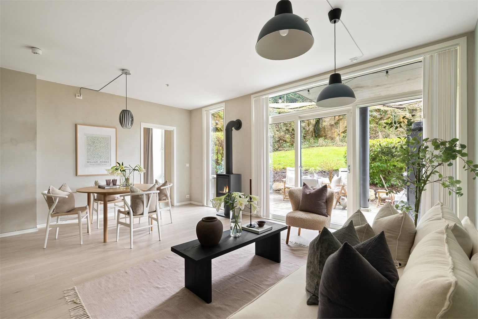 - Store vindusflater kombinert med generøs takhøyde, gir en behagelig romfølelse - (Foto: PBfoto Per Bendiksen)