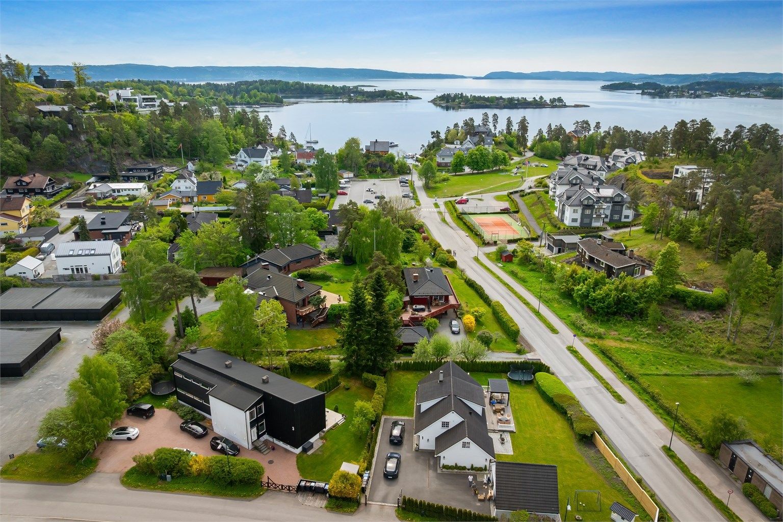 Ønsker du ytterligere servicetilbud byr Sandvika sentrum på shopping og byliv i varierte omgivelser, samt Sandvika Storsenter. Området byr også på flotte jogge- og turmuligheter
