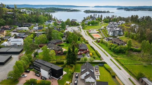 Ønsker du ytterligere servicetilbud byr Sandvika sentrum på shopping og byliv i varierte omgivelser, samt Sandvika Storsenter. Området byr også på flotte jogge- og turmuligheter