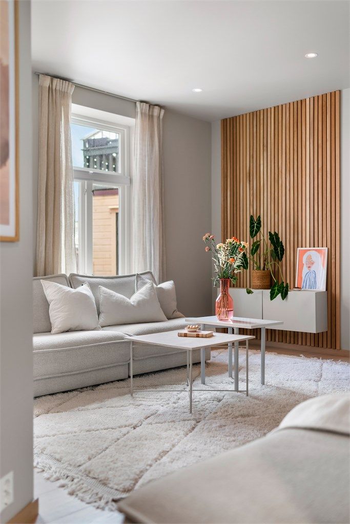 Leiligheten har et lyst og stilrent oppholdsrom der stue og kjøkken er naturlig integrert i en åpen og sosial løsning. Takhøyden er målt til 2.53 og store vindusflater gir rikelig med dagslys og en god romfølelse