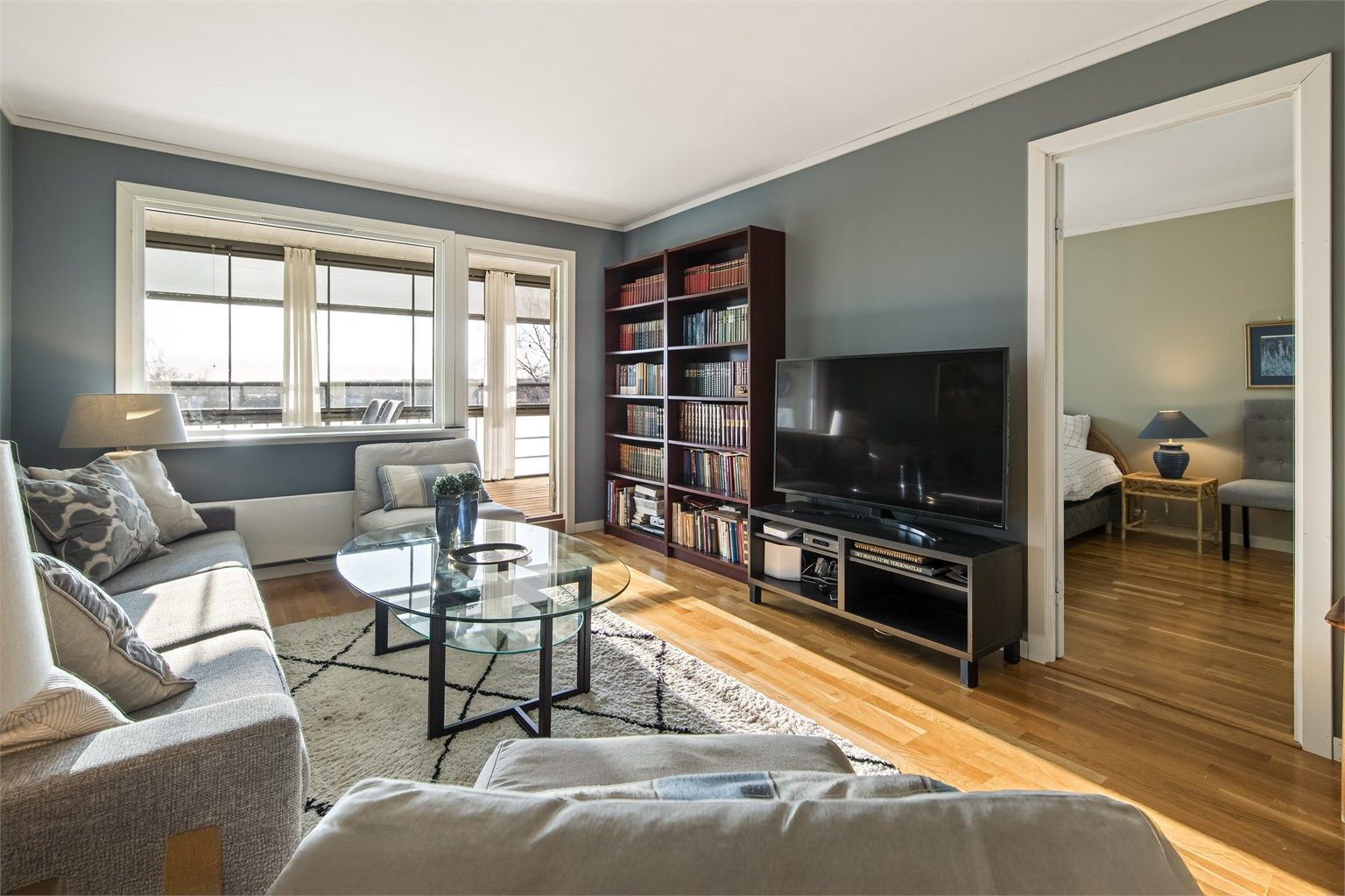 Her får du en gjennomgående normal god standard, med lyse og tidsriktige farger. Gulvene har for det meste trestavs eikeparkett og fliser.