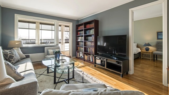 Her får du en gjennomgående normal god standard, med lyse og tidsriktige farger. Gulvene har for det meste trestavs eikeparkett og fliser.