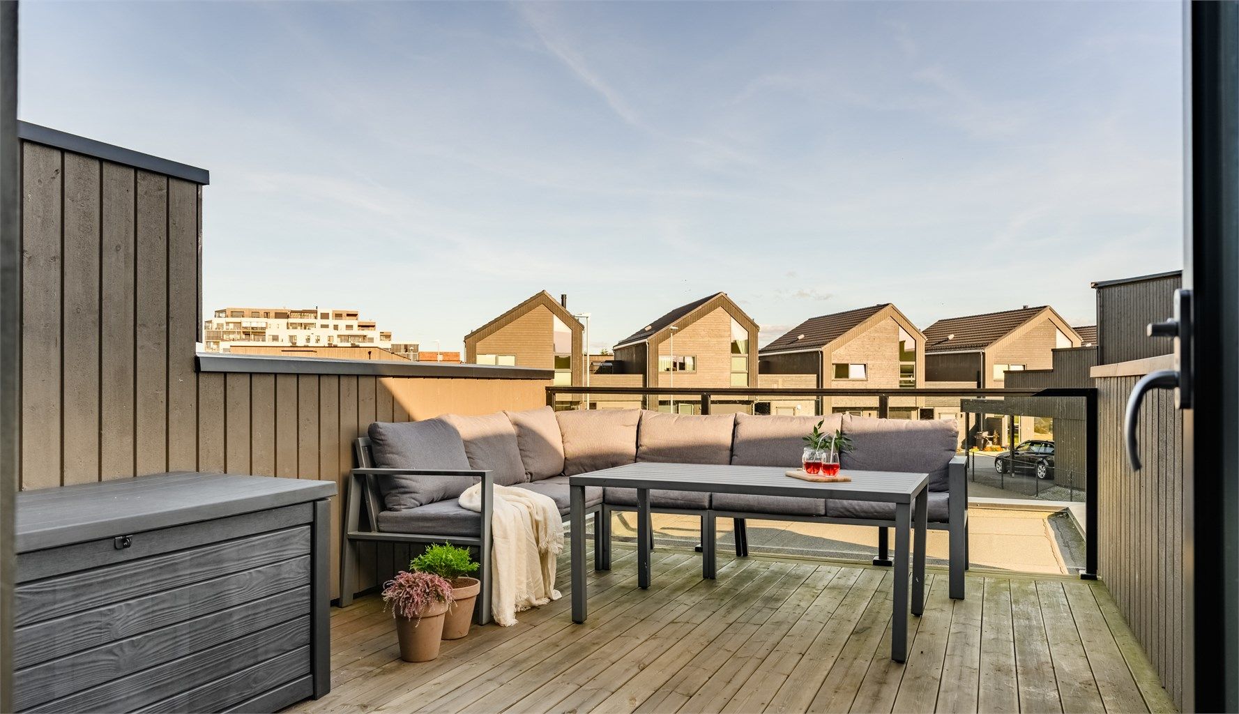 Takterrassen er en herlig, privat uteplass med god plass til en sofagruppe.