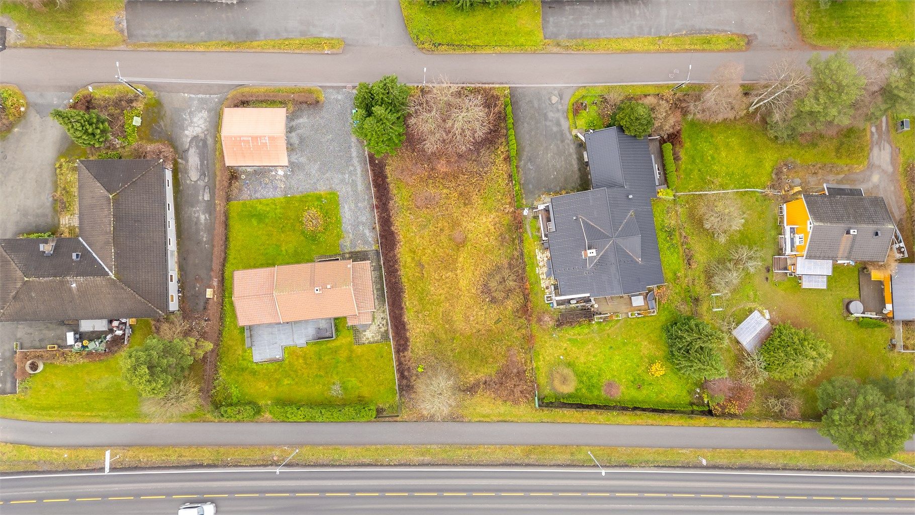 Tomten fremstår som relativt flat