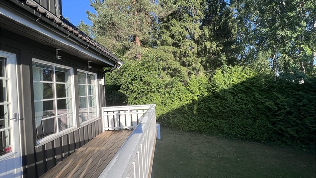 Her er det god plass til både grill og møblement.