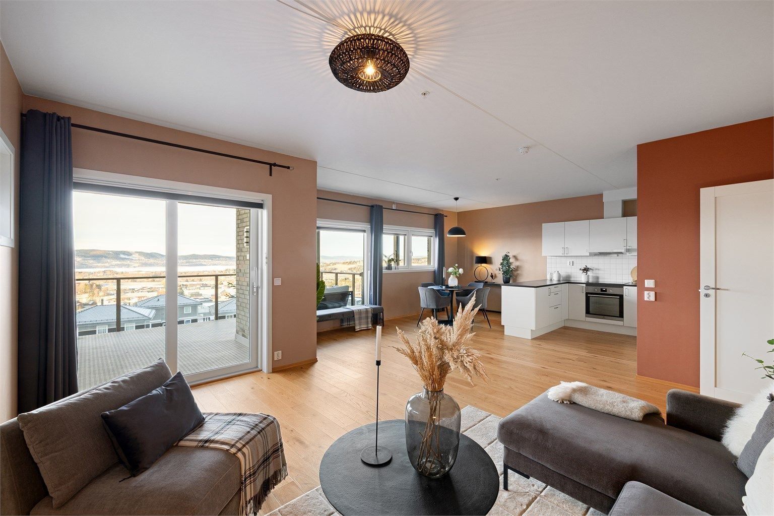 Nyere 3-roms beliggenheten høyt i terrenget gir en åpen og fin utsikt over nærområdet.