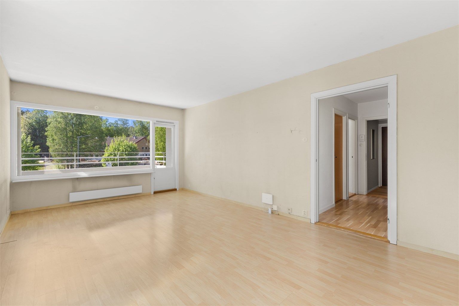 Hjørnebeliggenhet med vinduer på flere veggflater bidrar til rikelig med lysinnslipp som skaper en lys og luftig atmosfære i boligen. 