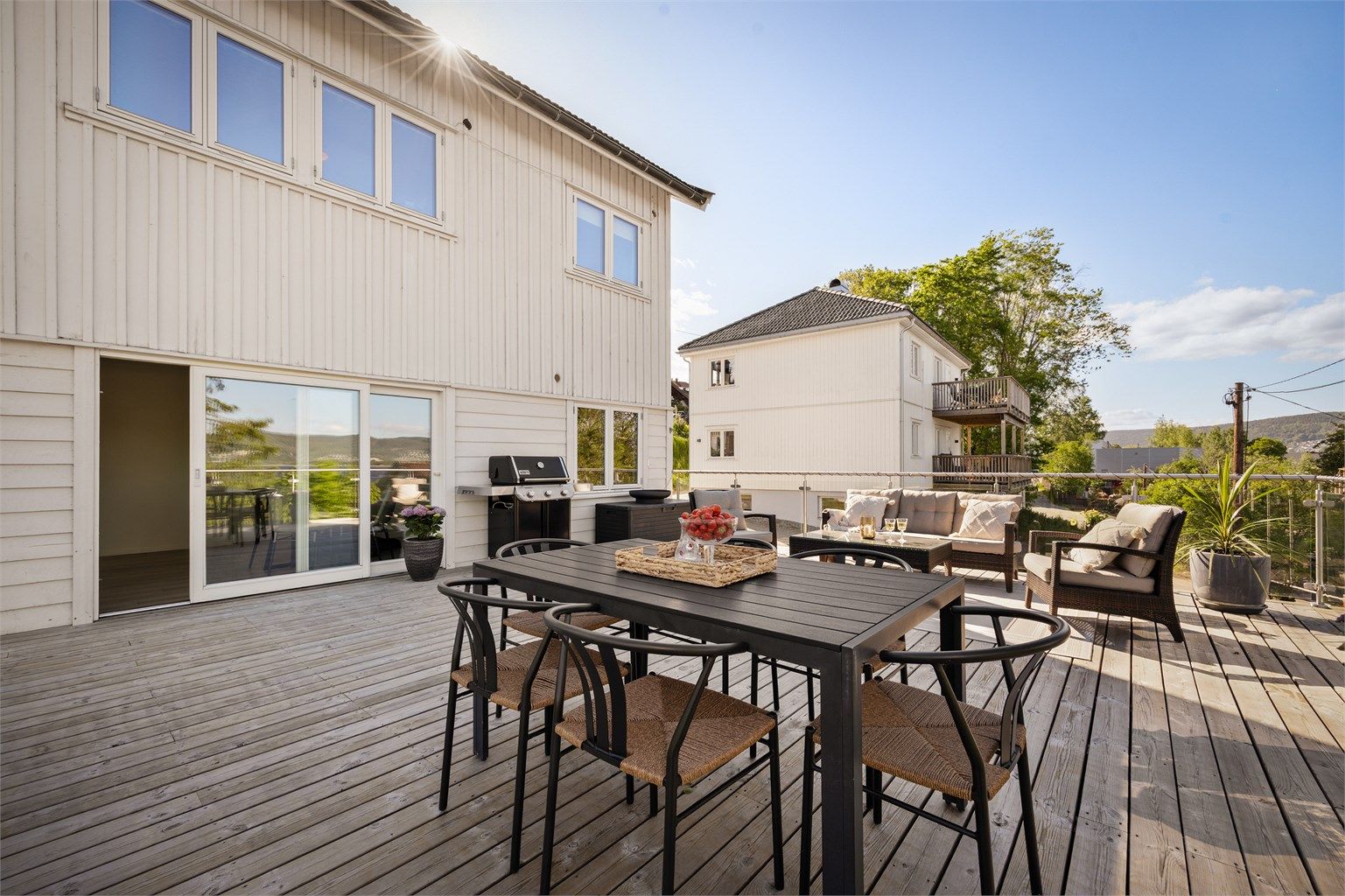 Ytterkledningen ble malt i 2018 og etterisolert med 13-15 cm (2018-2020).