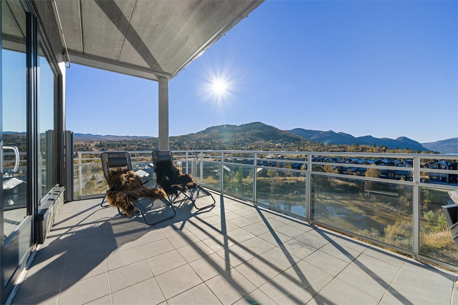 Solrik veranda med flott utsikt.