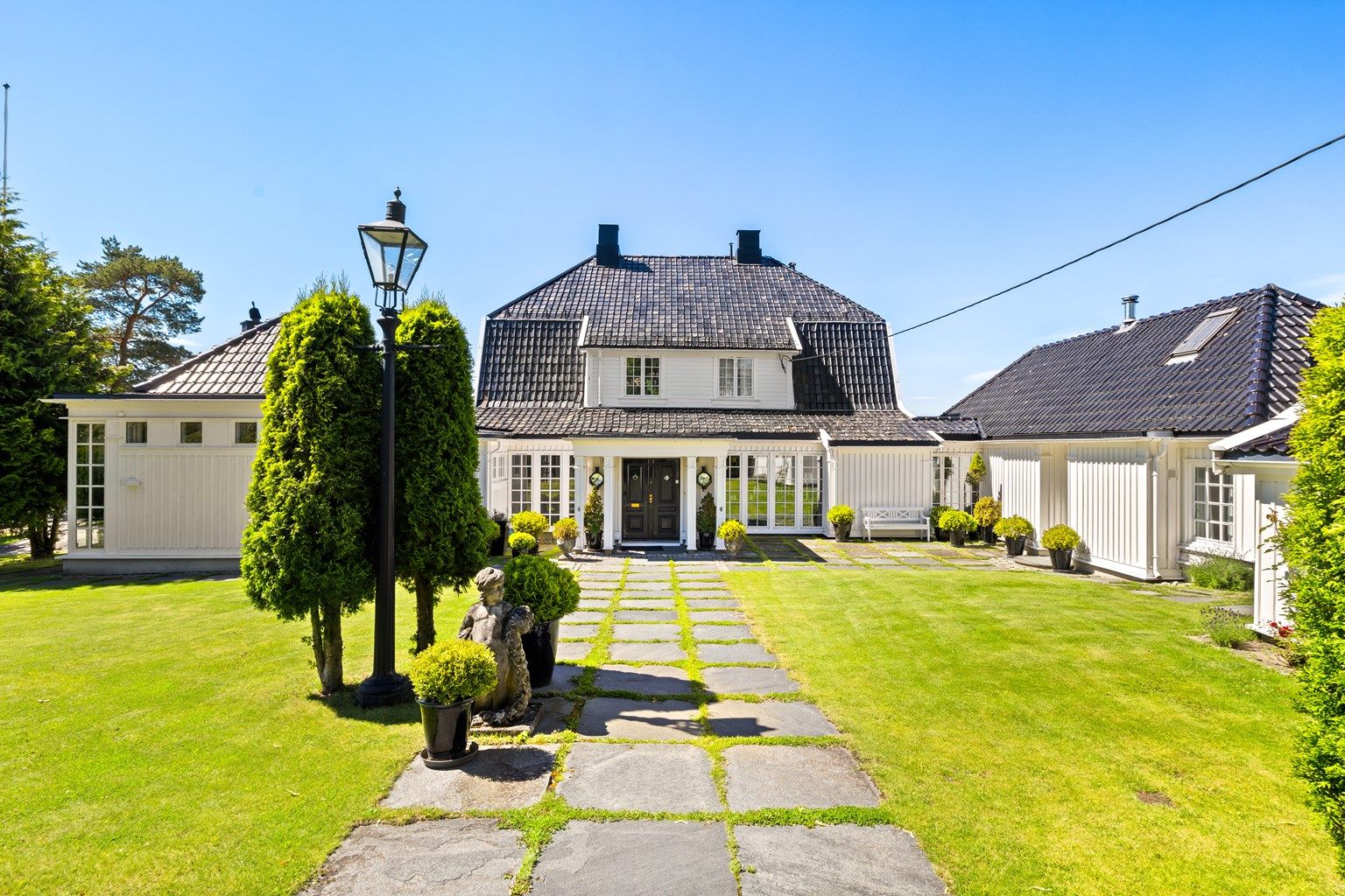 Velkommen til Furubråtveien 1 - Praktfull villaeiendom | Fantastisk utsikt | Basseng | Stor tomt | Dobbelgarasje