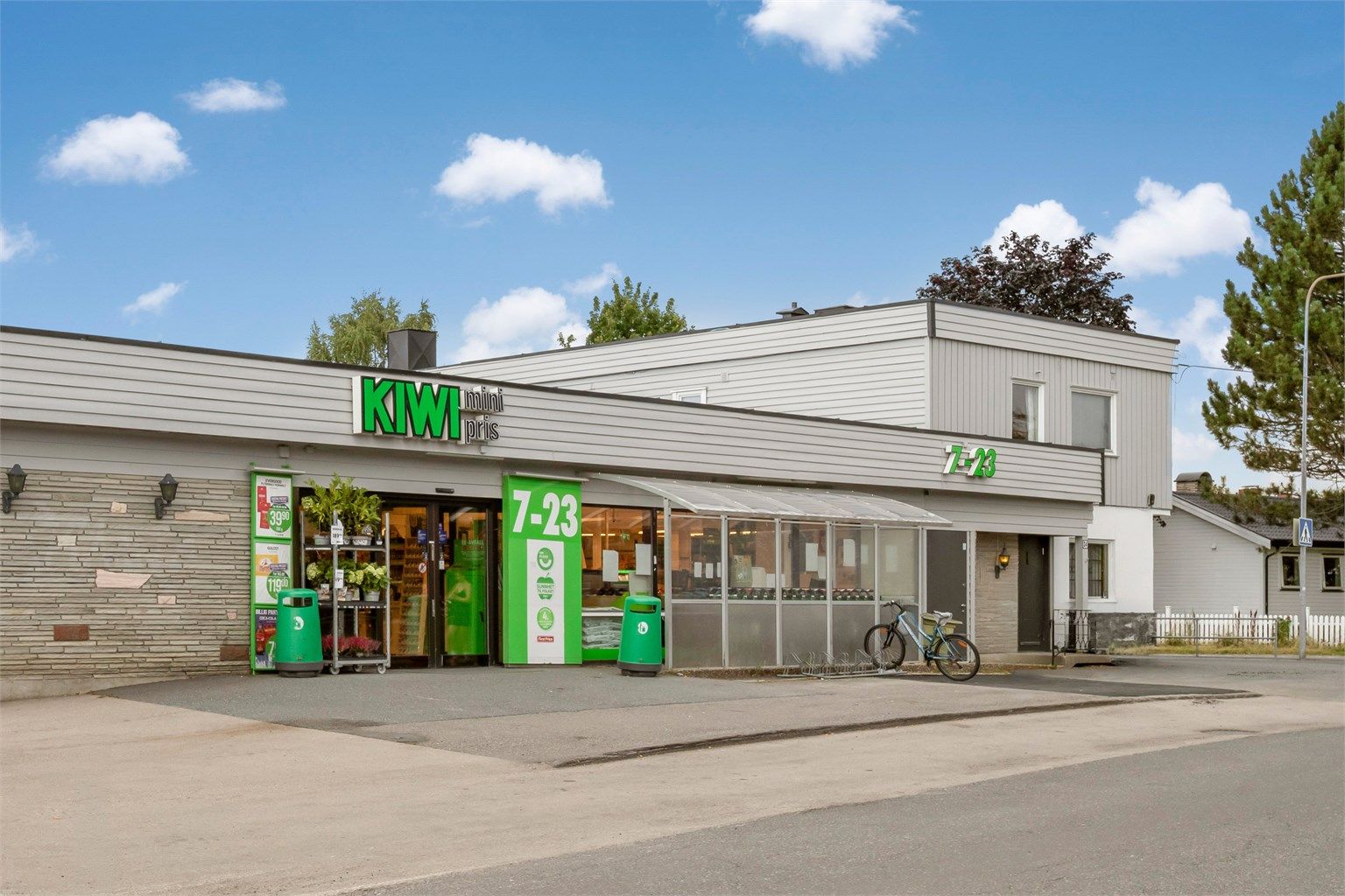 Nærmeste dagligvarebutikk, Kiwi Finstad, ligger kun et par minutters gange unna.