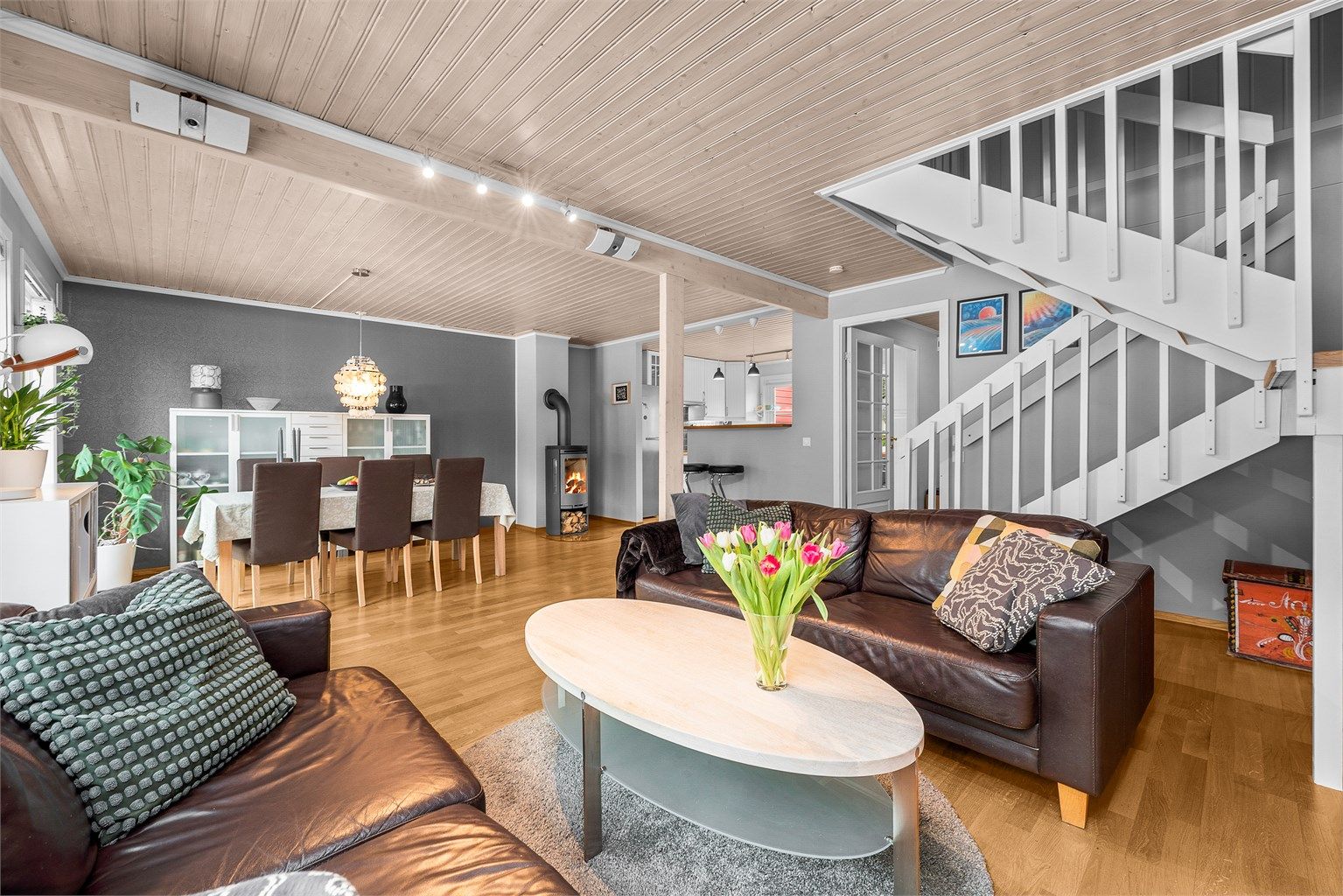 En gjennomtenkt planløsning som binder sammen de sosiale sonene i første etasje.