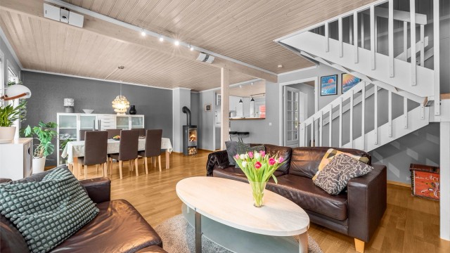 En gjennomtenkt planløsning som binder sammen de sosiale sonene i første etasje.