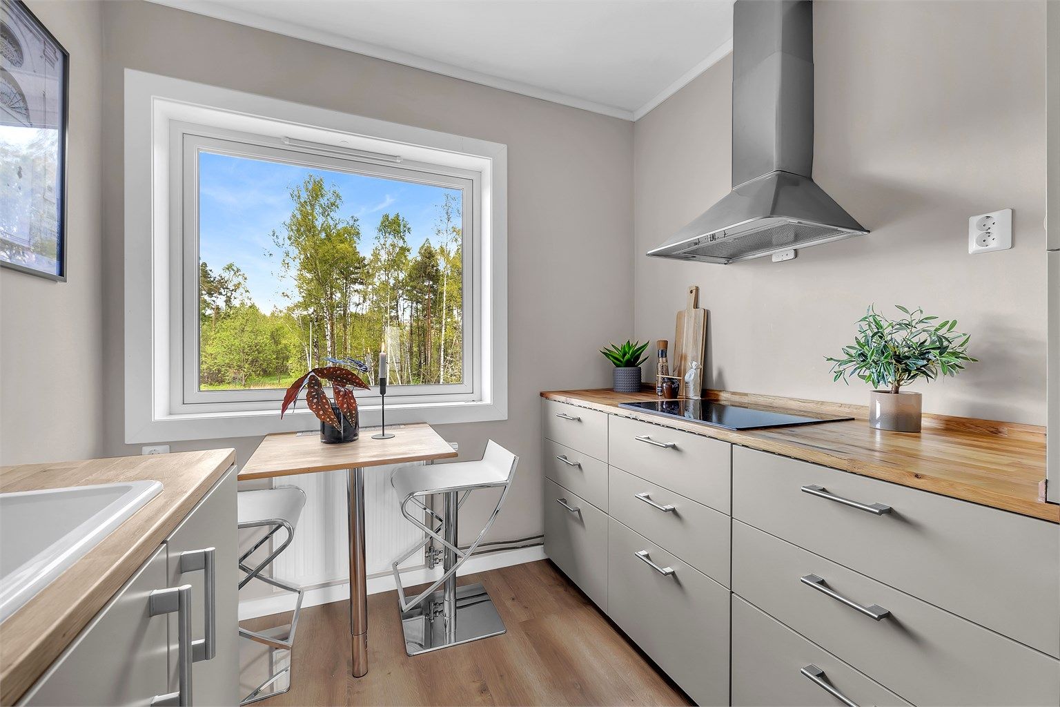 Leiligheten har et lekkert kjøkken fra Ikea med integrerte hvitevarer. 