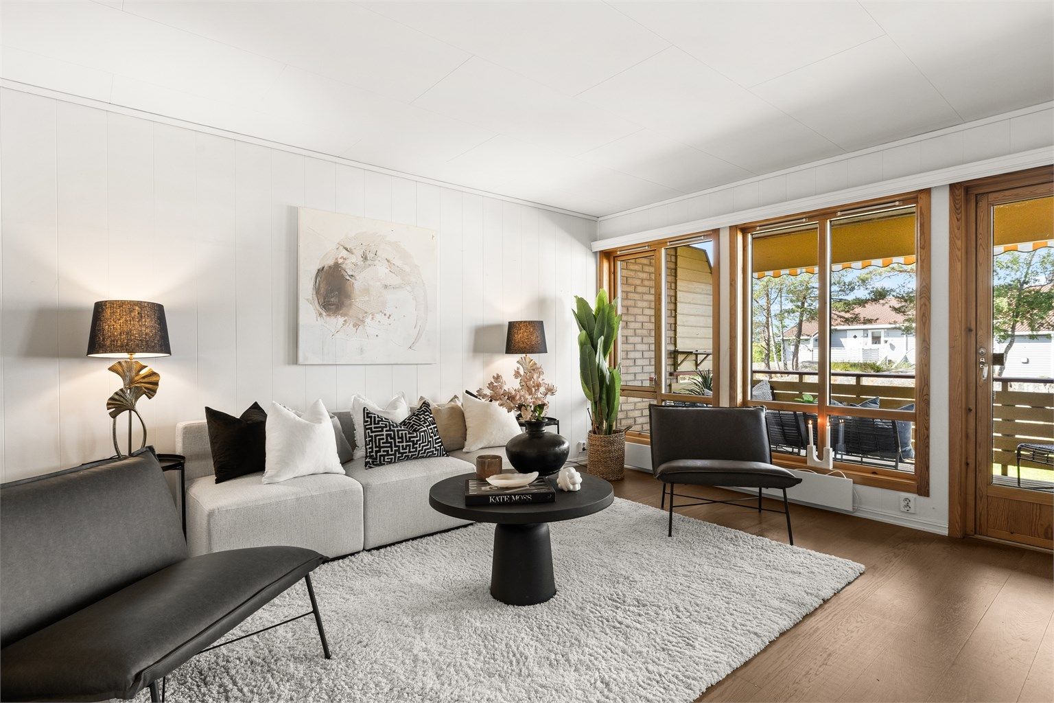 Stue med rikelig av plass til flere sittegrupper, og som enkelt kan deles inn i ulike soner. De store vindusflatene langs store deler av den sydvestvendte veggen sørger for at rommet bades i naturlig lys.