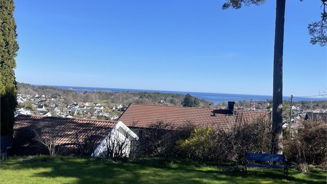Stor hage med flott utsikt mot Skagerrak!