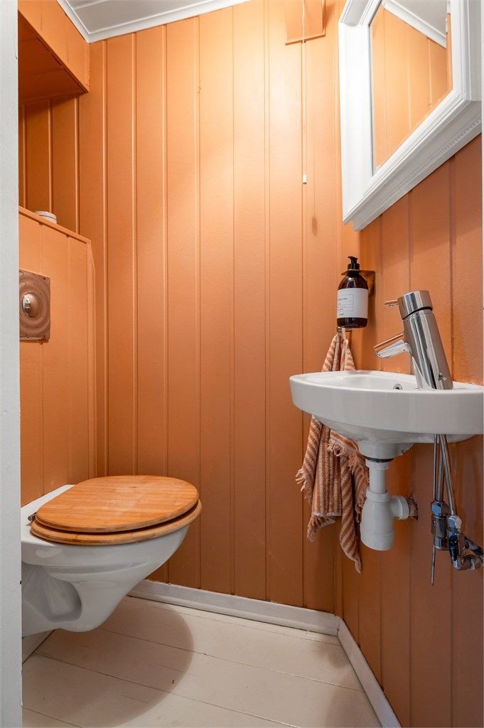 Det er separat wc som har adkomst fra entréen.