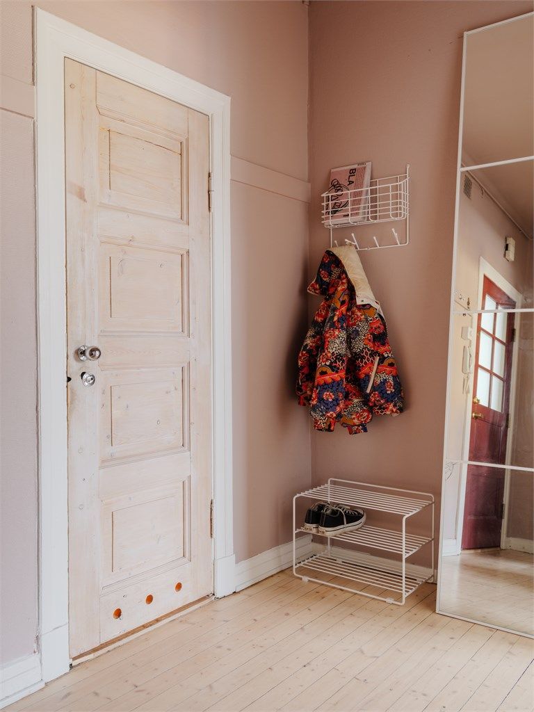 Her er det plass til å henge fra seg yttertøy og sette fra seg sko.