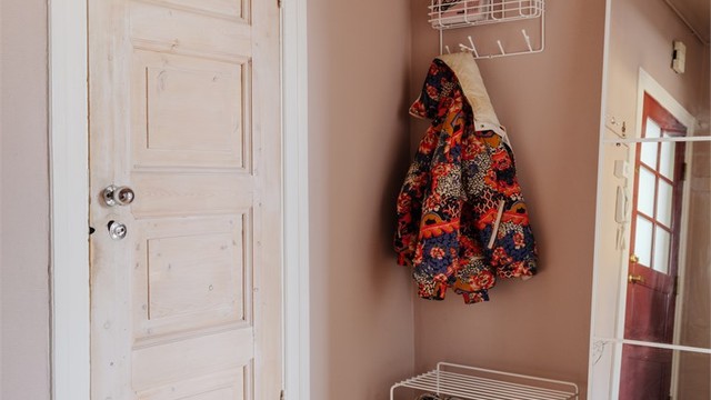 Her er det plass til å henge fra seg yttertøy og sette fra seg sko.