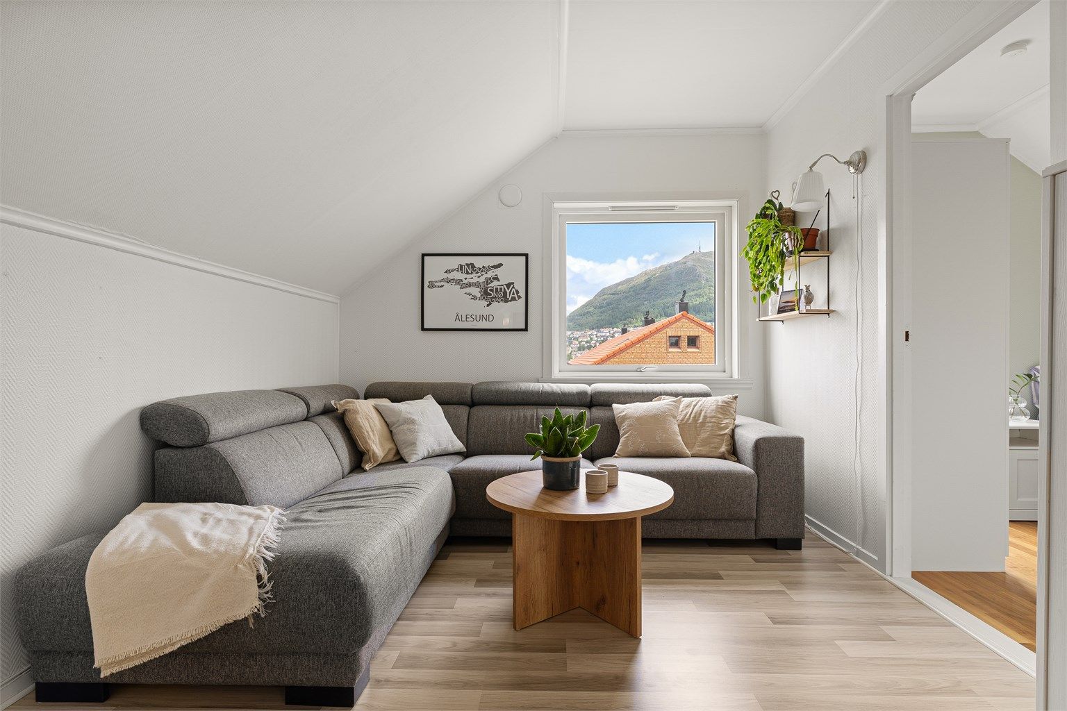 Leiligheten har en gjennomgående god standard med lyse, moderne overflater og et lekkert bad.