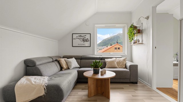 Leiligheten har en gjennomgående god standard med lyse, moderne overflater og et lekkert bad.