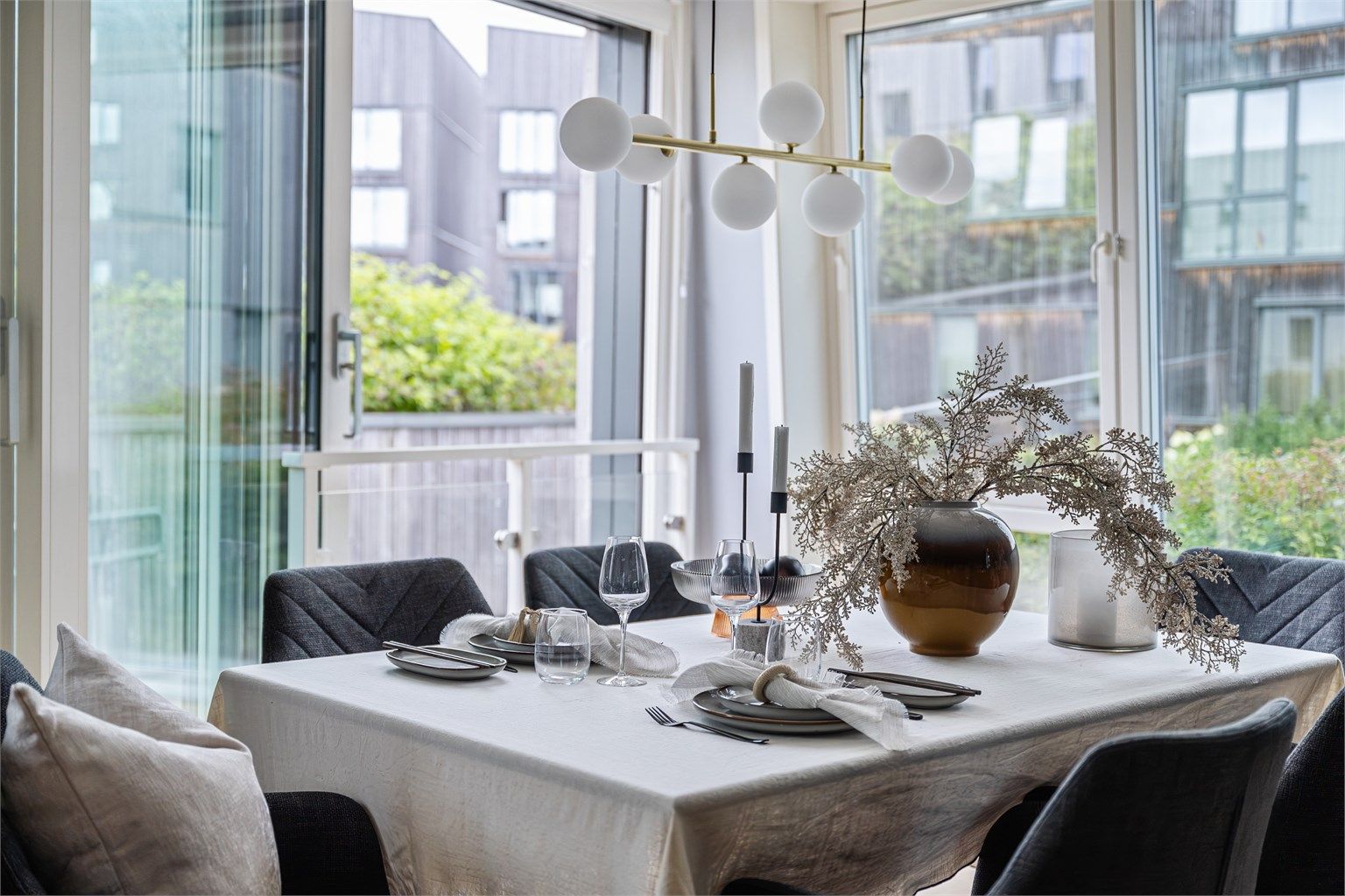 
Skyvedører som kan trekkes forbi slik at man kan få inn sjølukten og solen. 
