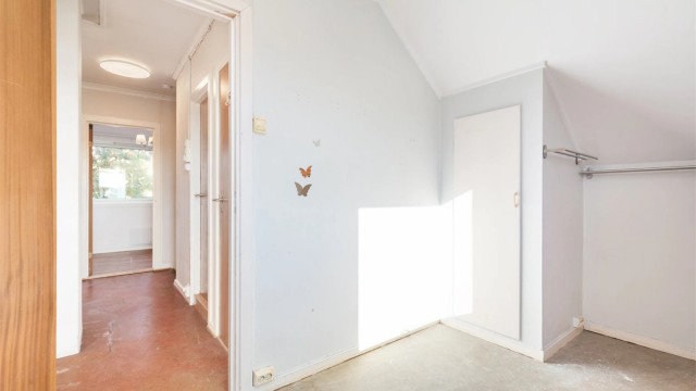 Fra den ene soverommet er det tilgang til et kneloft med ekstra lagringsplass