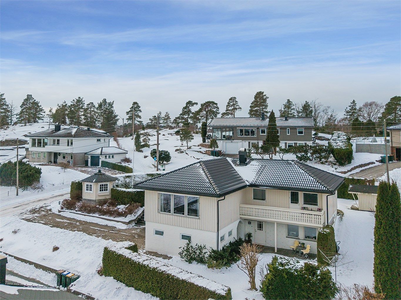 Her har du også en stilig grillhytte som forlenger utesesongen, samt en praktisk bod/lekestue som gir ekstra fleksibilitet for både små og store.