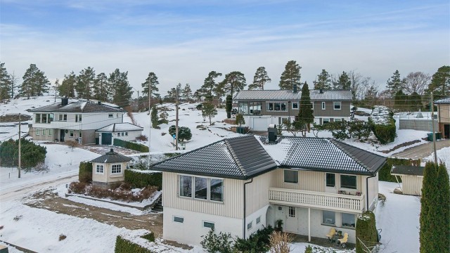 Her har du også en stilig grillhytte som forlenger utesesongen, samt en praktisk bod/lekestue som gir ekstra fleksibilitet for både små og store.
