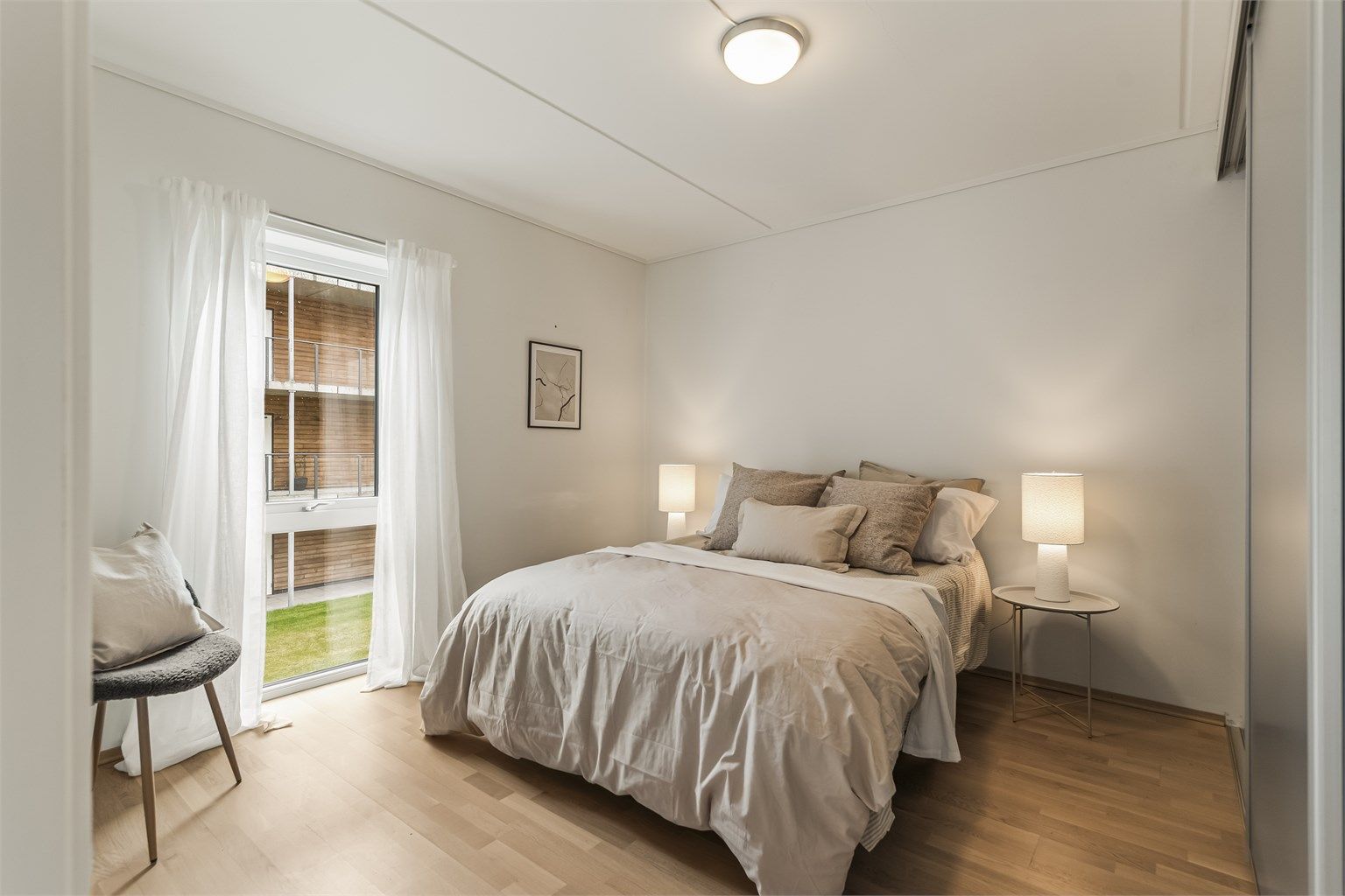 Hovedsoverommet har god plass til dobbeltseng og tilhørende møblement.