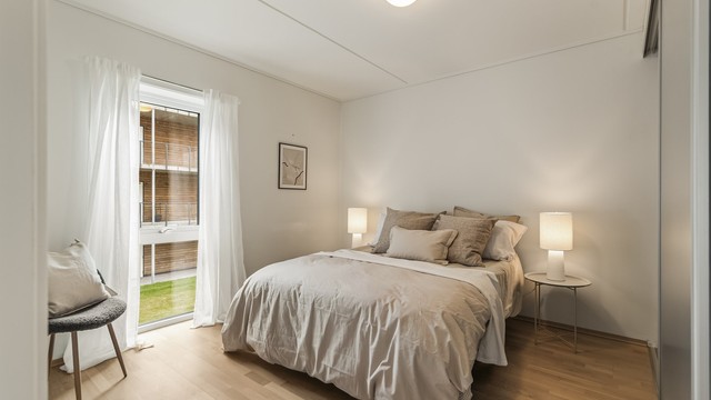 Hovedsoverommet har god plass til dobbeltseng og tilhørende møblement.