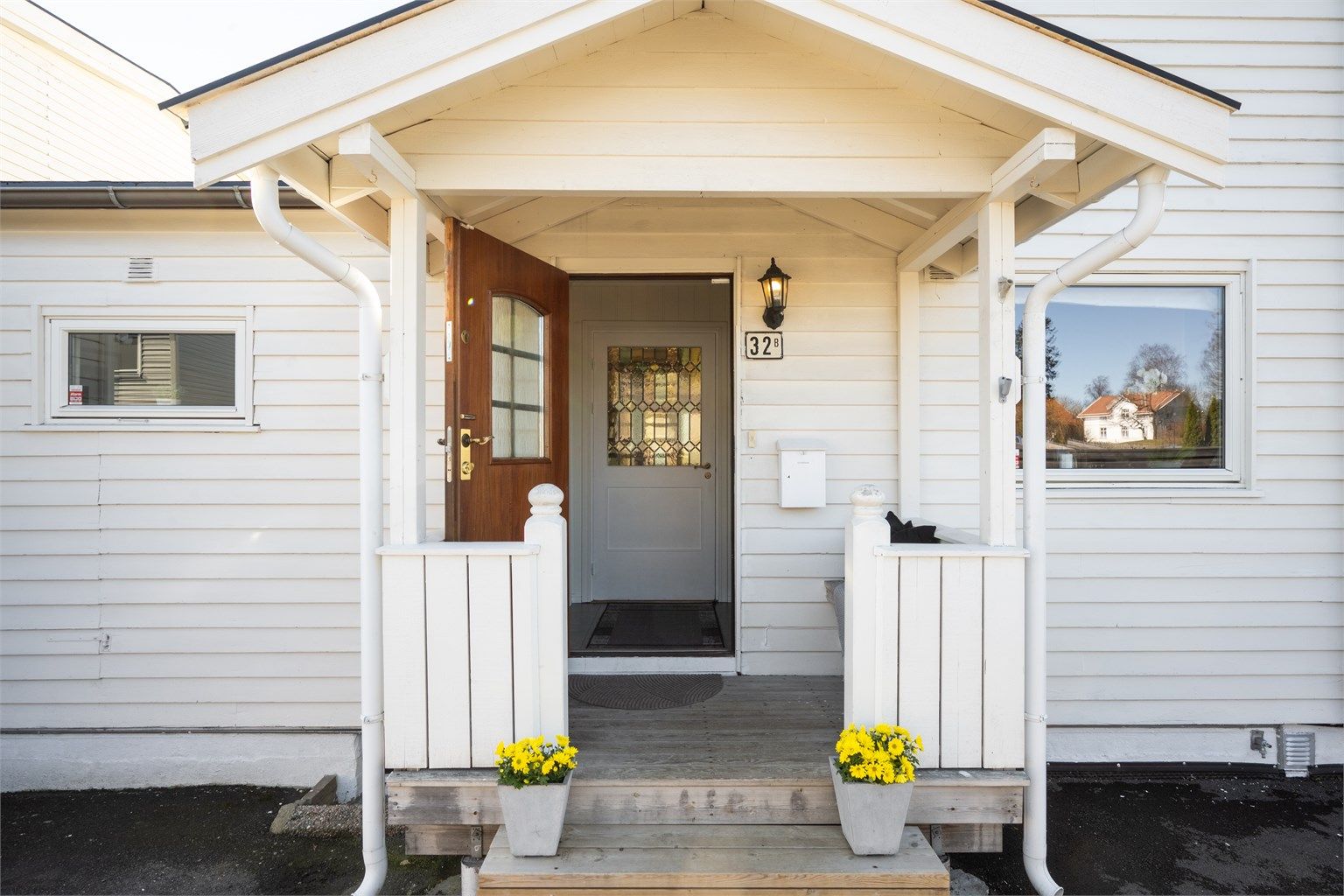 Overbygget inngangsparti som ønsker deg velkommen hjem. Foto: Martine Eren Jacobsen