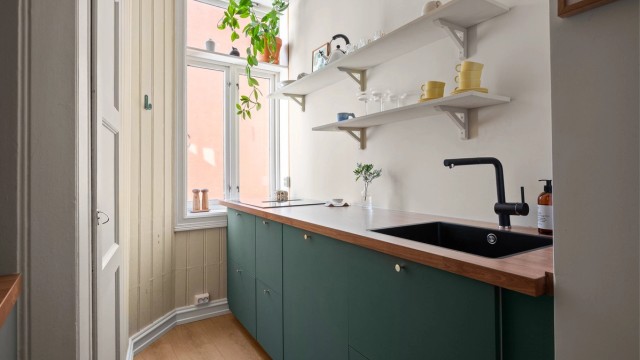 Laminatbenkeplate med planlimt vaskekum, integrert induksjonstopp og oppvaskmaskin.