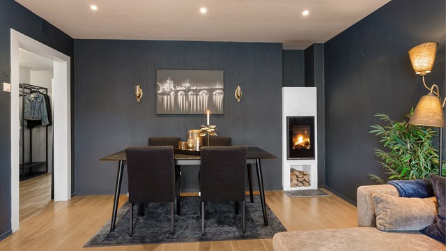 Stuen har god plass til både sofagruppe og spisebord.