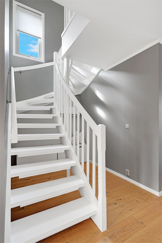 Trappen leder opp til loftstuen og soveromsavdelingen.