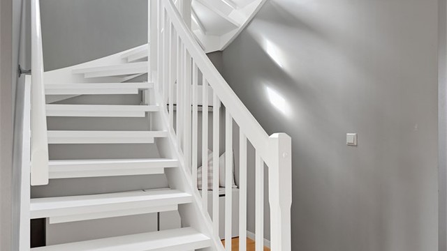 Trappen leder opp til loftstuen og soveromsavdelingen.