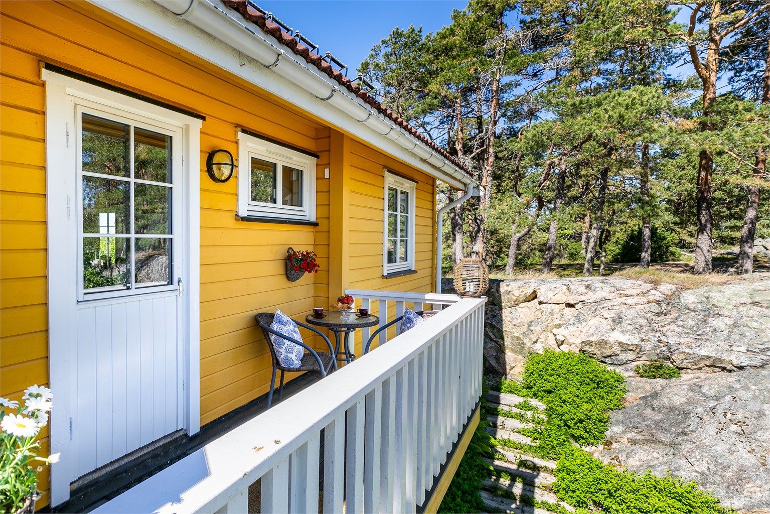 Altanen på østsiden er tilgjengelig rett fra hallen i første etasje.