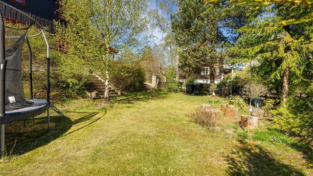 En stor og barnevennlig hage med god plass for hele familien.