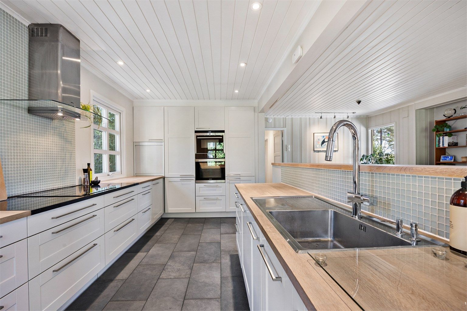 Integrerte hvitevarer og flislagt gulv. 