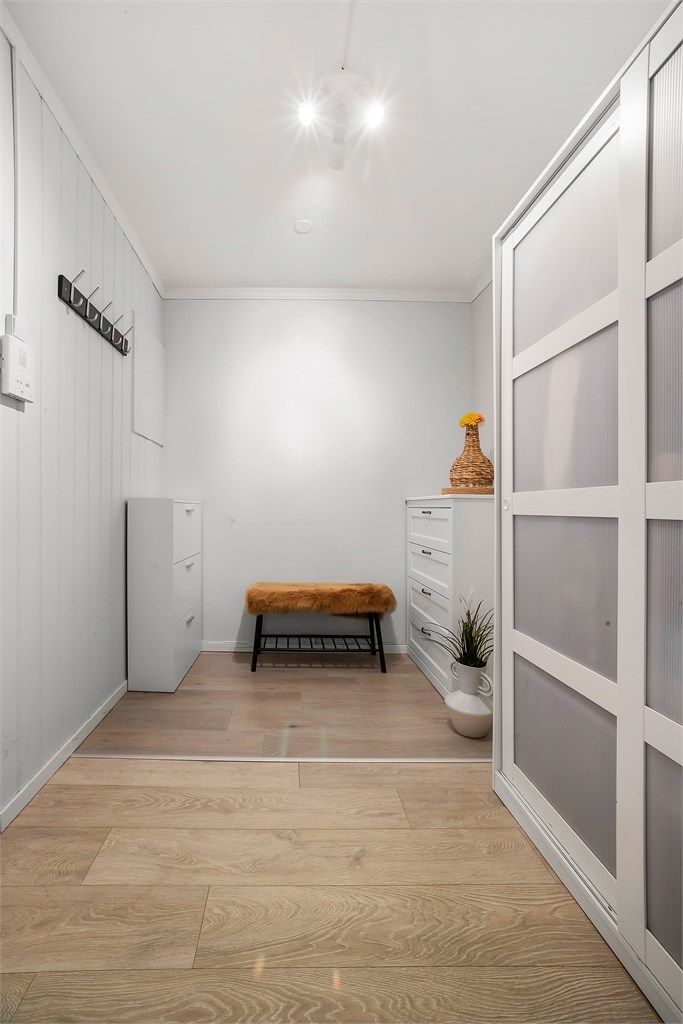 Her bor du i en praktisk 3-roms leilighet, beliggende i 3. etasje med sydvendt balkong